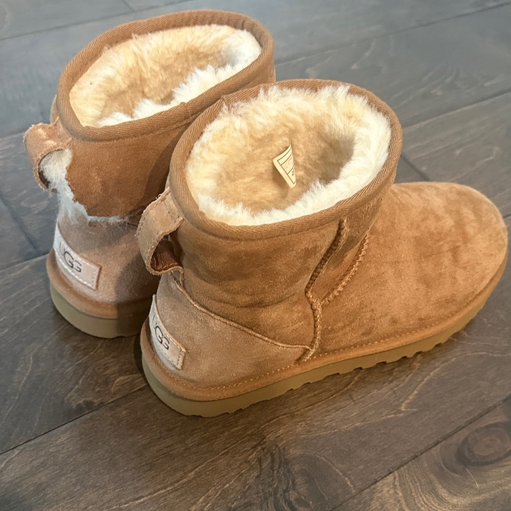 UGG Women’s Chestnut Boots Classic Mini II